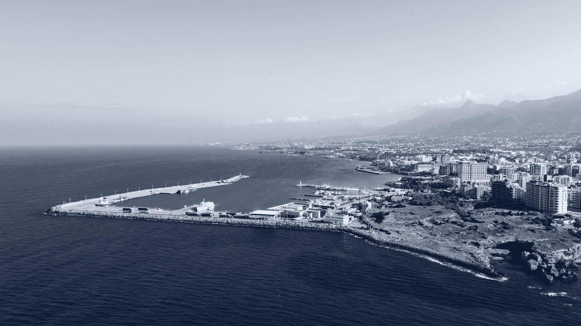 Akdeniz kıyı şeridi — kara ve deniz sınırı